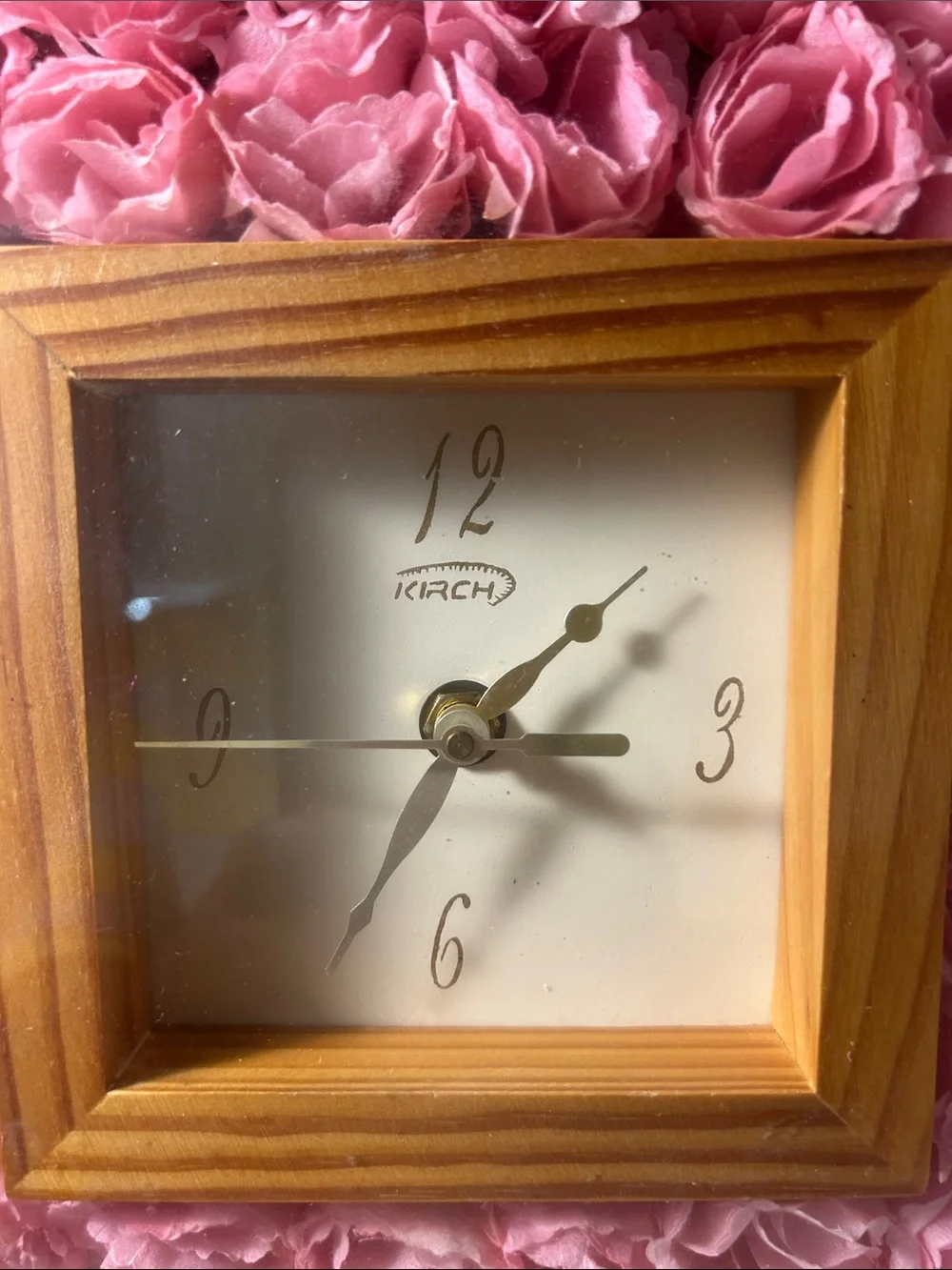 Vintage Roses Lurch Retro Modern Wall Clock
